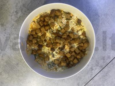 Sotūs salotas su vištiena, apkepu ir marinuotais kornišonais pagrindine nuotrauka