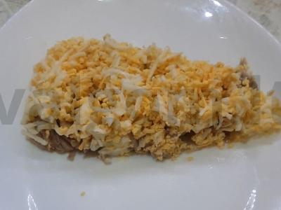 Švelnus salotas su mėsa ir kiaušiniu pagrindine nuotrauka