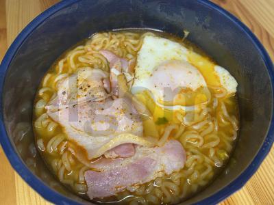 Čan ramen su bekonu ir kiaušiniu pagrindine nuotrauka