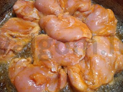 Skani vištienos šlaunelės filė grietinėlės padaže Žingsnis 3