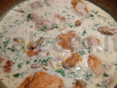 Skani vištienos šlaunelės filė grietinėlės padaže Žingsnis 9