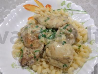 Skani vištienos šlaunelės filė grietinėlės padaže pagrindine nuotrauka