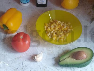 Salotas su kukurūzais, daržovėmis ir žolelėmis Žingsnis 1