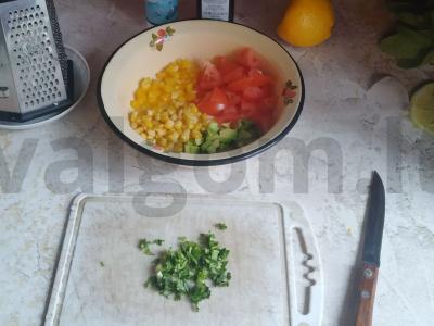 Salotas su kukurūzais, daržovėmis ir žolelėmis Žingsnis 2