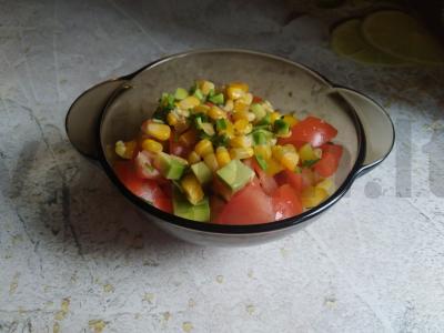 Salotas su kukurūzais, daržovėmis ir žolelėmis pagrindine nuotrauka