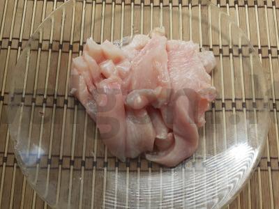 Troškinta vištienos krūtinėlė su imbieru ir česnako stiebais Žingsnis 1