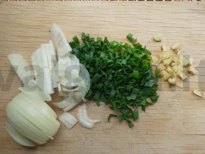 Troškinta vištienos krūtinėlė su imbieru ir česnako stiebais Žingsnis 2