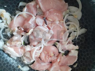 Troškinta vištienos krūtinėlė su imbieru ir česnako stiebais Žingsnis 4