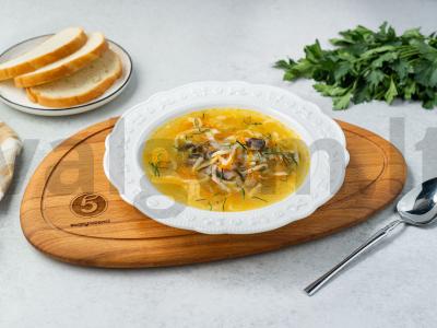 Vegetariškas sriuba su makaronais ir grybais pagrindine nuotrauka