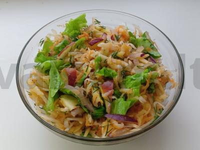 Ropės, morkos ir daikono salotos pagrindine nuotrauka