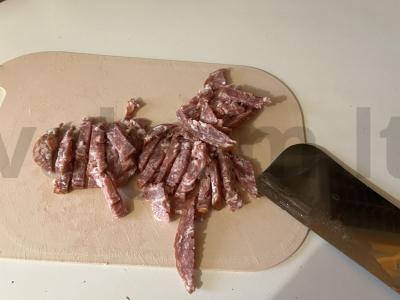 Uždaryta pica su rūkytomis dešromis ir sūriu Žingsnis 2