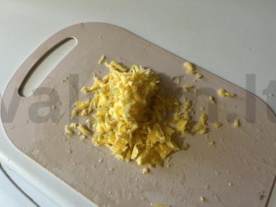 Uždaryta pica su rūkytomis dešromis ir sūriu Žingsnis 5