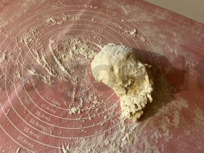 Uždaryta pica su rūkytomis dešromis ir sūriu Žingsnis 7