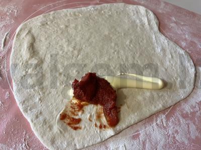 Uždaryta pica su rūkytomis dešromis ir sūriu Žingsnis 9