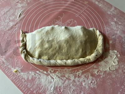 Uždaryta pica su rūkytomis dešromis ir sūriu Žingsnis 15