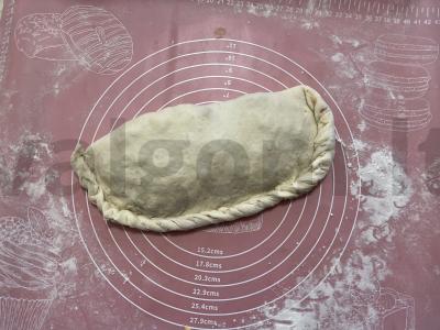 Uždaryta pica su rūkytomis dešromis ir sūriu Žingsnis 16