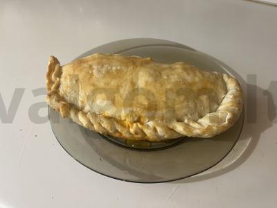 Uždaryta pica su rūkytomis dešromis ir sūriu pagrindine nuotrauka