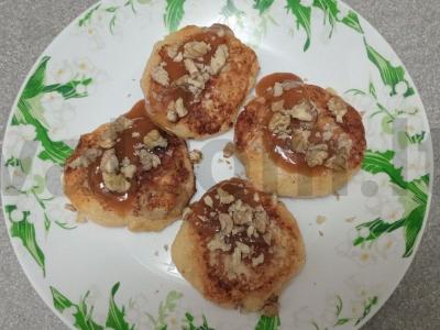 Sūrio blynai su karamele ir graikiniais riešutais Žingsnis 10