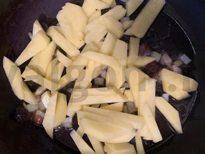 Bulvės su miško grybais keptuvėje Žingsnis 2