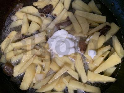 Bulvės su miško grybais keptuvėje Žingsnis 3