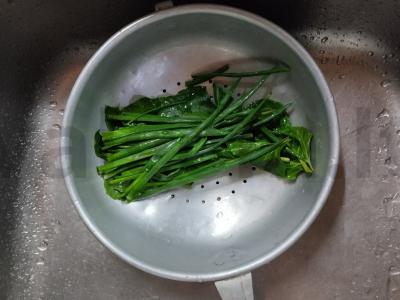 Salotas su mangoldu, saldžiąja kukurūza ir krabų mėsa Žingsnis 1