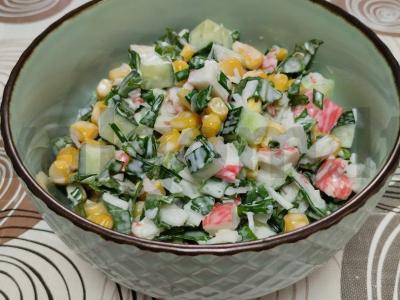 Salotas su mangoldu, saldžiąja kukurūza ir krabų mėsa pagrindine nuotrauka