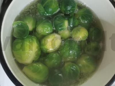 Briuselio kopūstai, troškinti grietinėje su daržovėmis Žingsnis 1