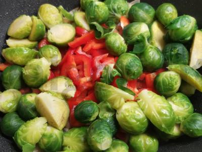 Briuselio kopūstai, troškinti grietinėje su daržovėmis Žingsnis 4