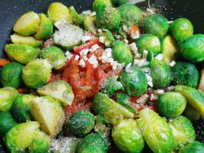 Briuselio kopūstai, troškinti grietinėje su daržovėmis Žingsnis 5