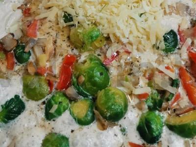 Briuselio kopūstai, troškinti grietinėje su daržovėmis pagrindine nuotrauka