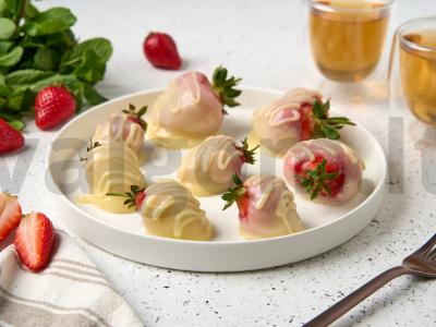 Braškės baltame šokolade pagrindine nuotrauka