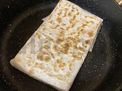 Lavašas su kepenėlių paštetu, sūriu ir salotų lapais Žingsnis 6