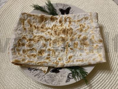 Lavašas su kepenėlių paštetu, sūriu ir salotų lapais pagrindine nuotrauka