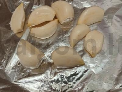 Brusketa su keptu česnaku ir vištienos juostelėmis Žingsnis 1