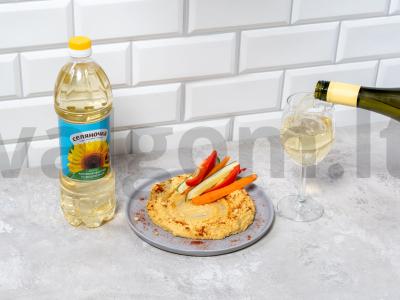 Namų humusas su daržovių lazdelėmis pagrindine nuotrauka