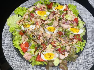 Salotos su tunu, daržovėmis ir kiaušiniais pagrindine nuotrauka