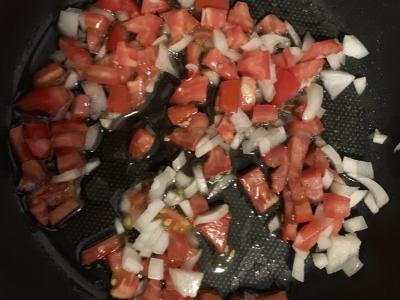 Kiaušinienė su dešra ir žaliais žirneliais Žingsnis 2