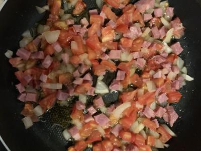 Kiaušinienė su dešra ir žaliais žirneliais Žingsnis 3