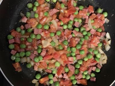 Kiaušinienė su dešra ir žaliais žirneliais Žingsnis 4