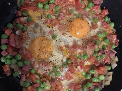 Kiaušinienė su dešra ir žaliais žirneliais Žingsnis 5