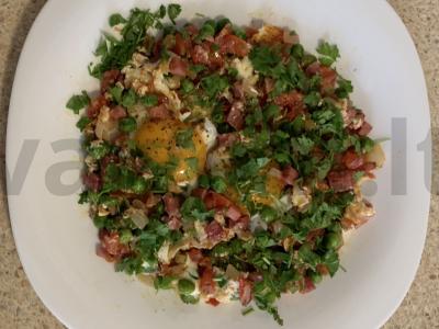 Kiaušinienė su dešra ir žaliais žirneliais pagrindine nuotrauka