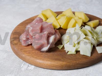 Kiauliena su daržovėmis puoduose Žingsnis 1