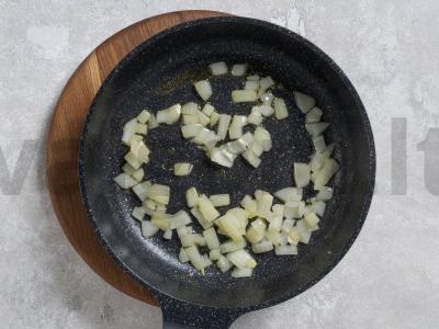 Kiauliena su daržovėmis puoduose Žingsnis 3