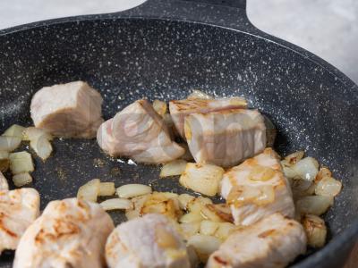 Kiauliena su daržovėmis puoduose Žingsnis 4