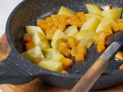 Kiauliena su daržovėmis puoduose Žingsnis 6