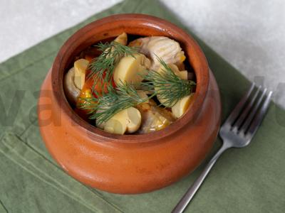 Kiauliena su daržovėmis puoduose pagrindine nuotrauka