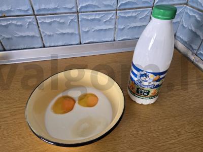 Blynai ant kefyro su soda ir augaliniu aliejumi Žingsnis 1