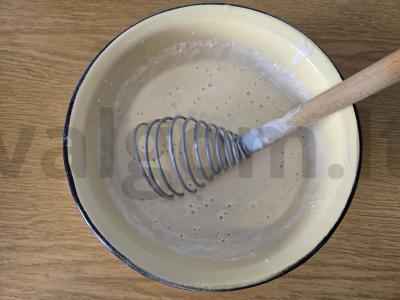 Blynai ant kefyro su soda ir augaliniu aliejumi Žingsnis 2