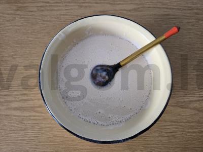 Blynai ant kefyro su soda ir augaliniu aliejumi Žingsnis 5