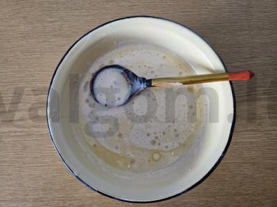 Blynai ant kefyro su soda ir augaliniu aliejumi Žingsnis 6